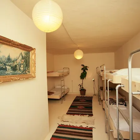 Zig Zag Hostel Τίρανα